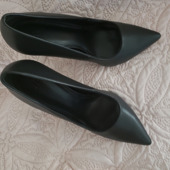 Shoes - Picture 4 of 4